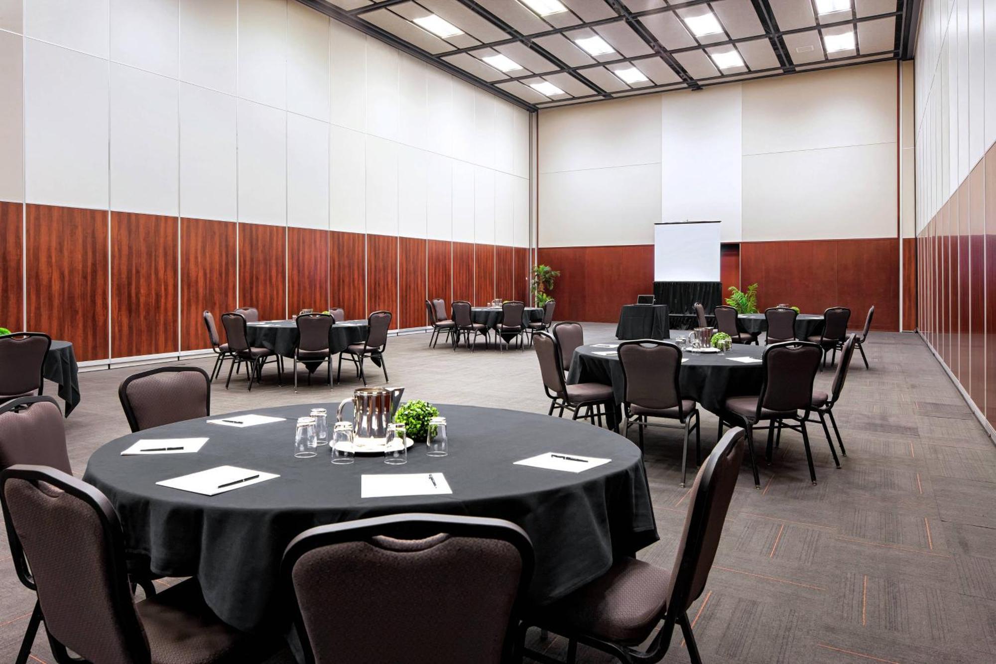 Hotel Four Points By Sheraton Convention Centre