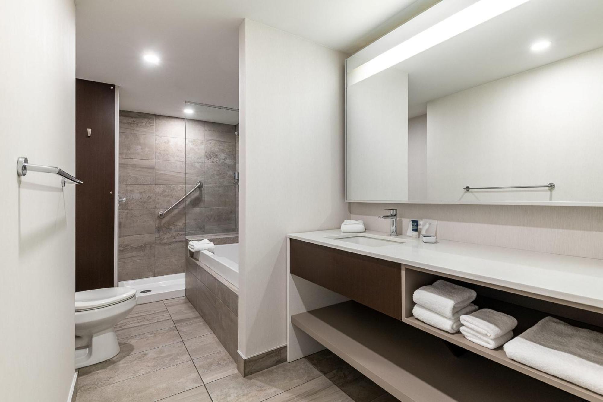 Four Points By Sheraton Convention Centre Hotel Levis