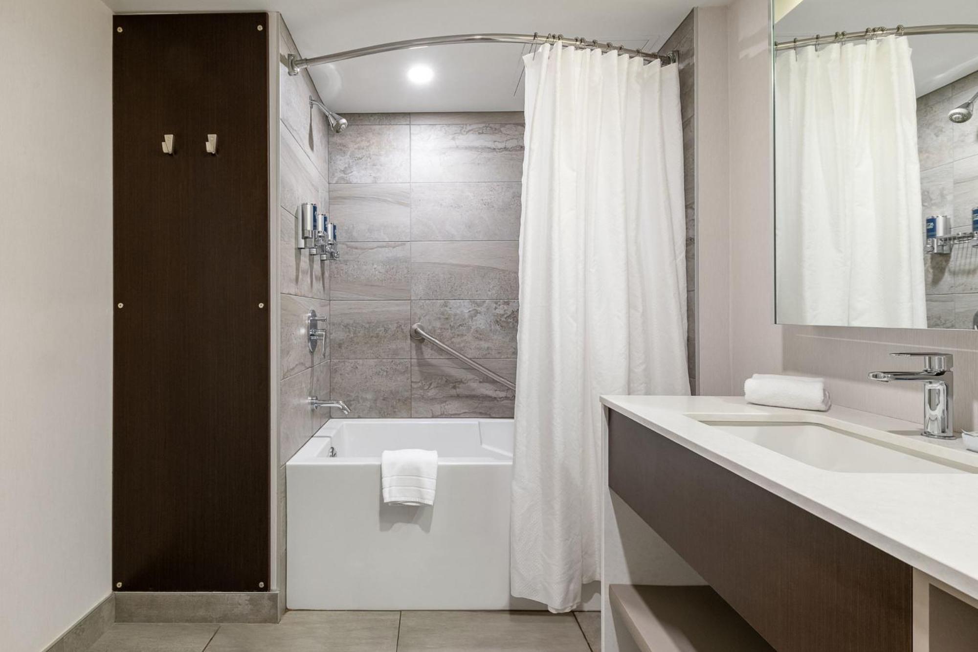 Four Points By Sheraton Convention Centre
